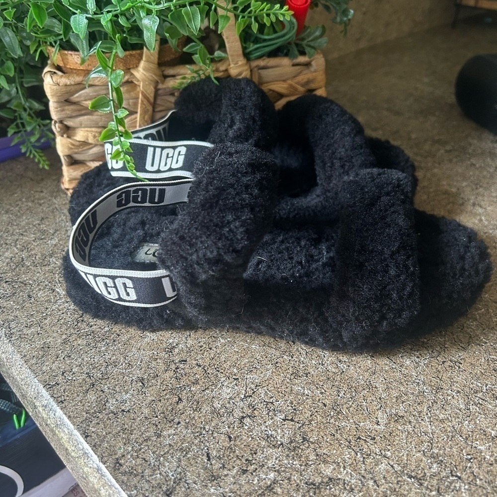 UGG Kids Oh Yeah Slide black fluffy size 3